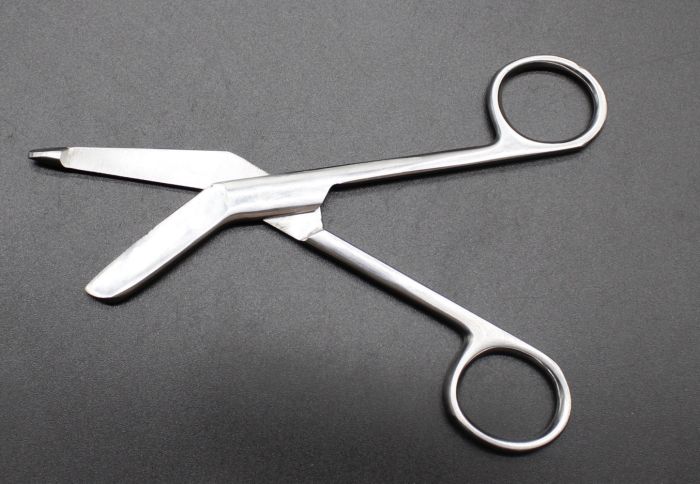 Ножиці медичні для розрізання повязок, з гудзиком, вигнуті, 14 см, 45 мм. 