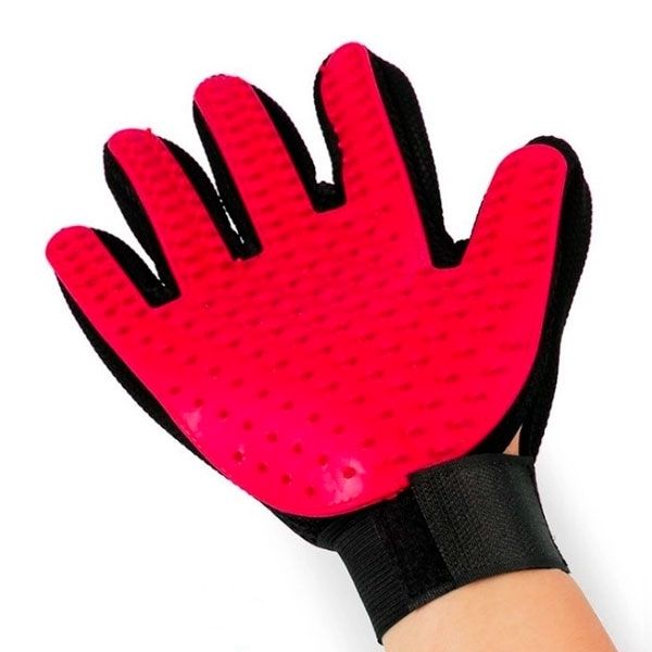 Рукавичка для вичісування вовни True Touch червона 