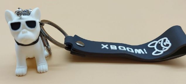 Брелок Бульдог в окулярах силіконова ручка Білий