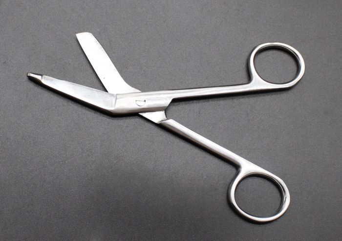 Ножиці медичні для розрізання повязок, з гудзиком, вигнуті, 14 см, 45 мм. 