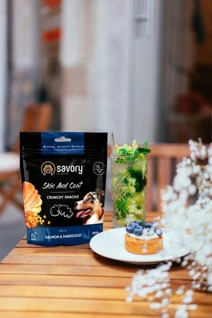 Savory з лососем і чорнобривцями хрусткі ласощі для здоровя шкіри та вовни собак, 200 г 