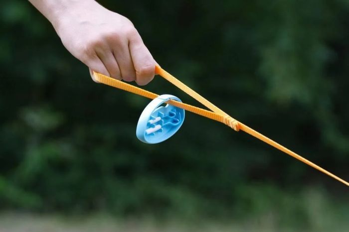 Інструмент для видалення кліщів Tick Twister O`Tom у тримачі, прогумована ручка Блакитний