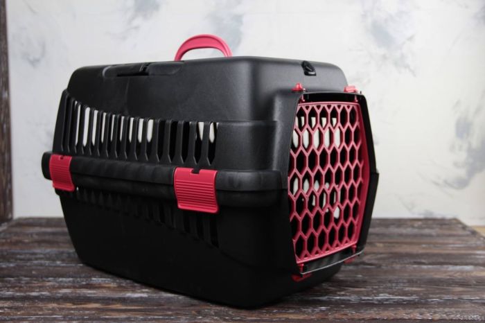 Переноска для тварин чорна пластик червоні двері 49х35х32 см до 5 кг