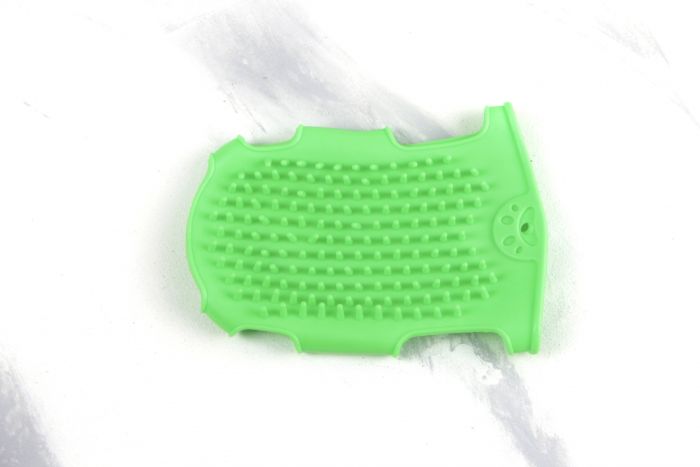 Рукавиця силіконова двостороння для собак і кішок Салатова