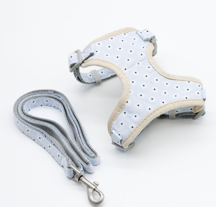 Шлейка-майка і повідець для собак, блакитна квіткова, шлейка 42-54 см, повідець 1,5 см  120 см К-кт шлея-майка.42-54см повідець1,5см 120см  КВІТОЧКА БЛАКИТНА  (вага тварини 4,5-7кг)