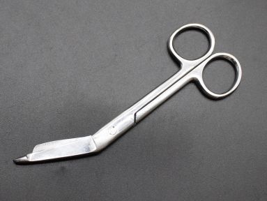 Ножиці медичні для розрізання повязок, з гудзиком, вигнуті, 14 см, 45 мм. 