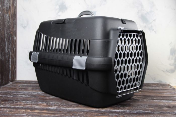 Переноска для тварин чорна пластик сірі двері 49х35х32 см до 5 кг