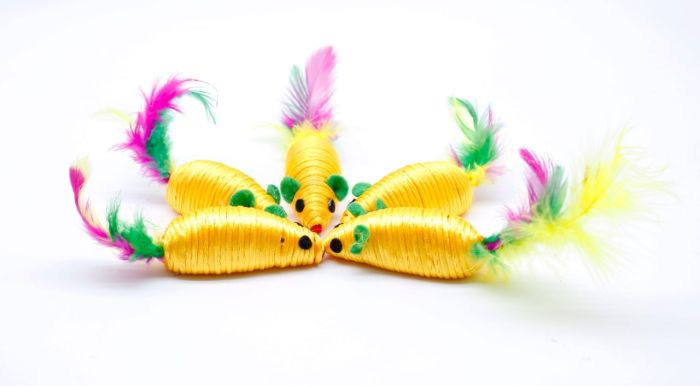 Миша іграшка для кішок різнокольорова нейлон з пером 6см 4 шт NT662N 