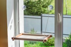 Гамак-ліжко Віконний 4327 см. Коричневе дерево, бежева тканина