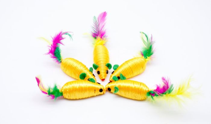 Миша іграшка для кішок різнокольорова нейлон з пером 6см 4 шт NT662N 