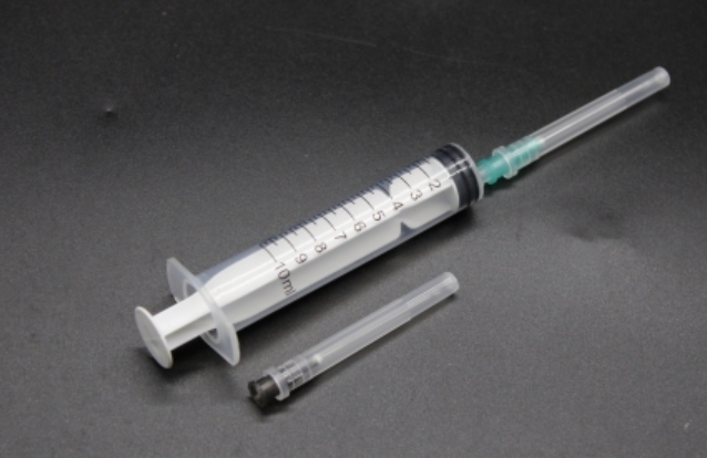 Шприц 10мл з двома голками 21G22G, 3-компонентний  для ветеринарних та медичних інєкцій.