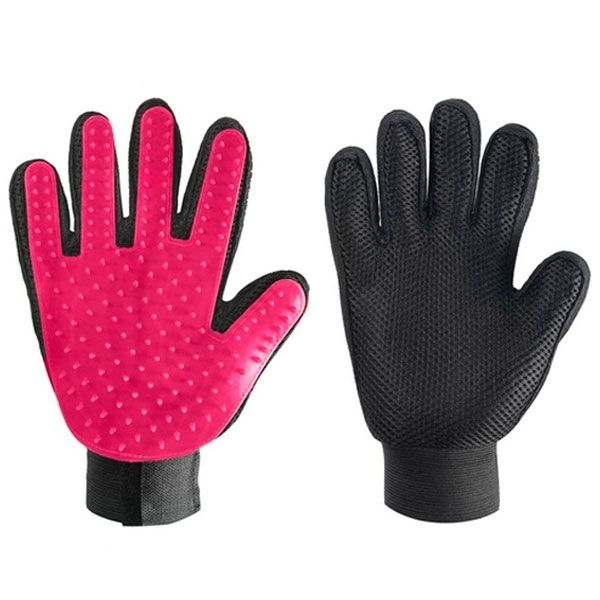 Рукавичка для вичісування вовни True Touch малинова 