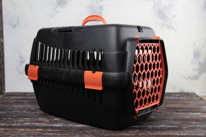 Переноска для тварин чорна пластик помаранчеві двері 49х35х32 см до 5 кг