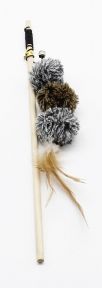Вудочка з помпонами,  пірям та брязкальцем, 40см 